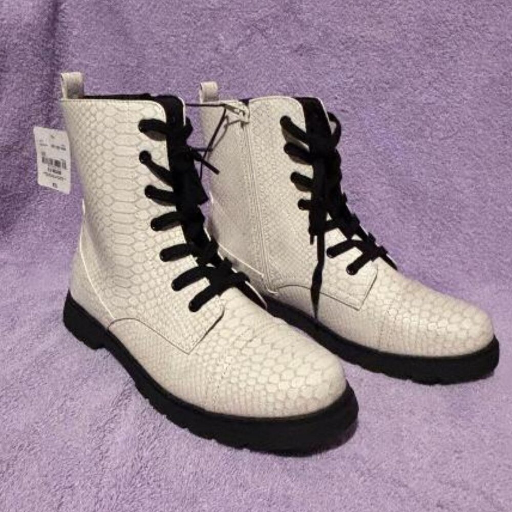 Arizona Jean Co Women's Cream Alligator Print Combat boots Memory Foam 9.5 NWT